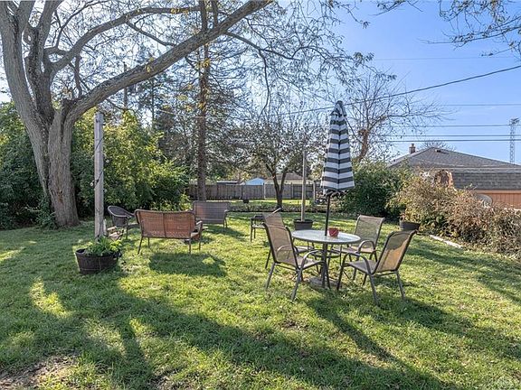 Another back yard view--plenty of shade!