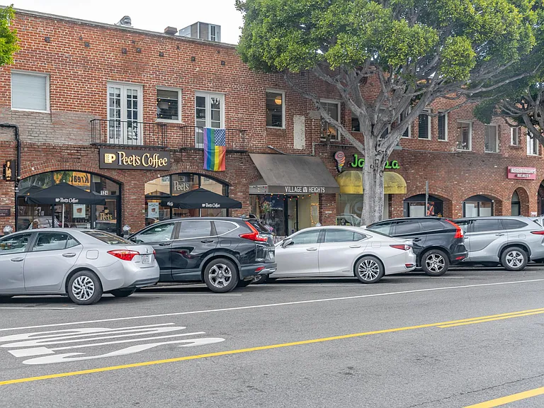 Beverly Blvd Apartments — Photo 25