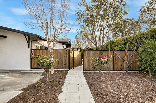 7306 N Woodley Ave #2 Photo 1