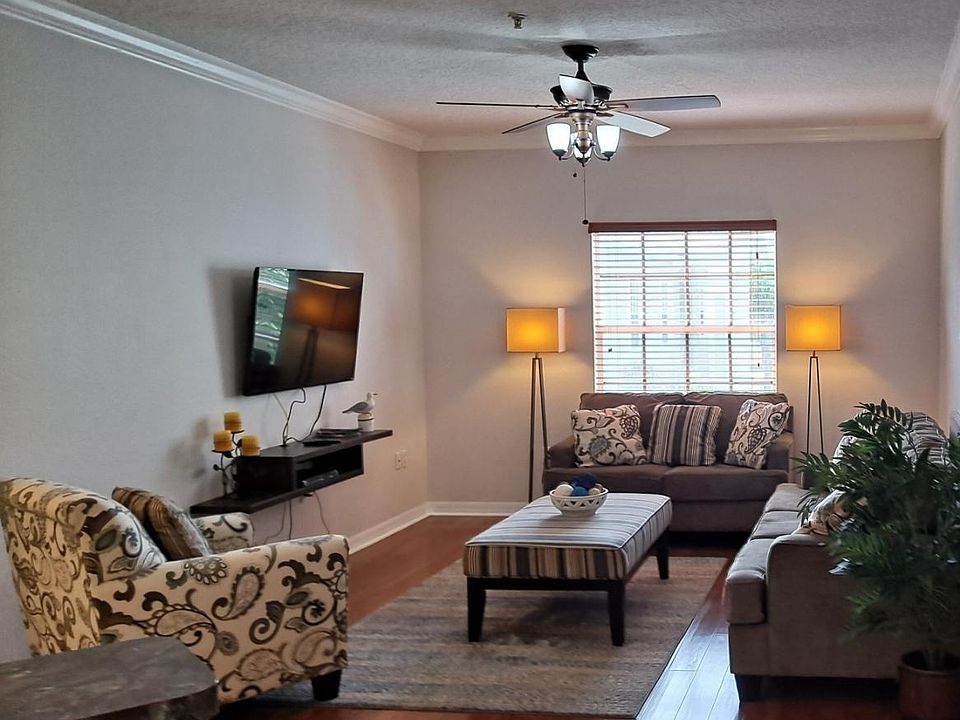 Livingroom with Sofa, Love Seat, Chair and SMART TV