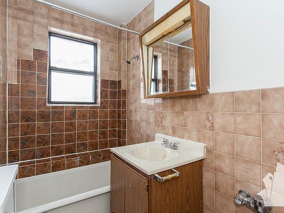 5th image of 737 W. Belmont Ave.