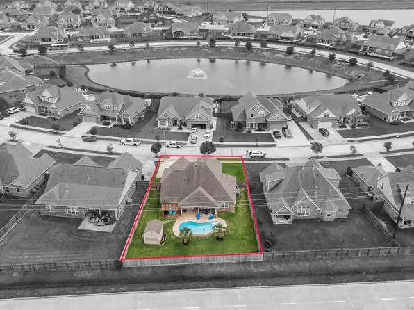 9723 Suffolk Downs Dr, Mont Belvieu, TX 77523
