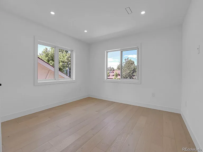 300 S Franklin St — Photo 30