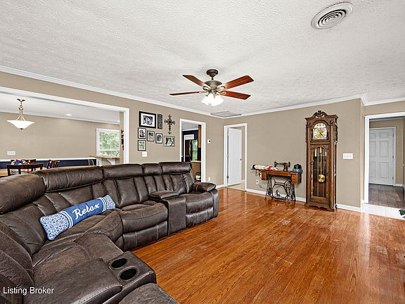3rd image of 825 Thomas Ln