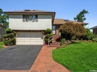 1060 Furth Rd, Valley Stream, NY 11581