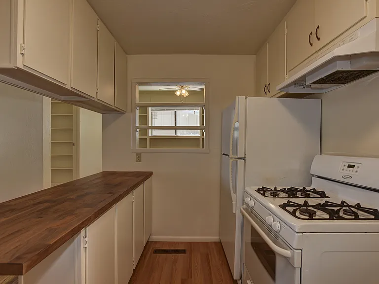 806 Campbell St — Photo 8
