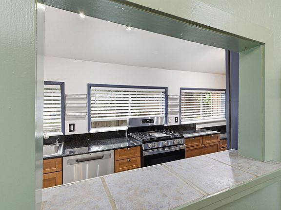 4th image of 380 River Rd