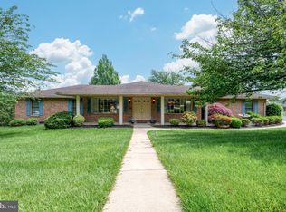 3731 Long Point Dr, York, PA 17402