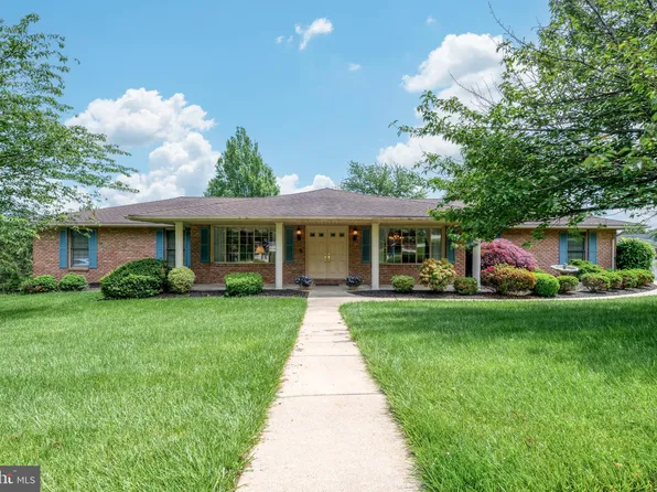 3731 Long Point Dr, York, PA 17402