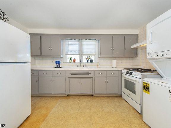 4th image of 46 Salter Pl #4