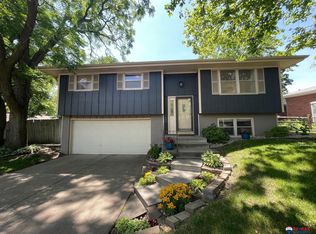 421 Wedgewood Dr, Lincoln, NE 68510