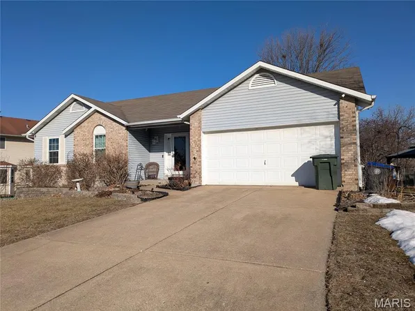 1208 Colby Dr, Saint Peters, MO 63376