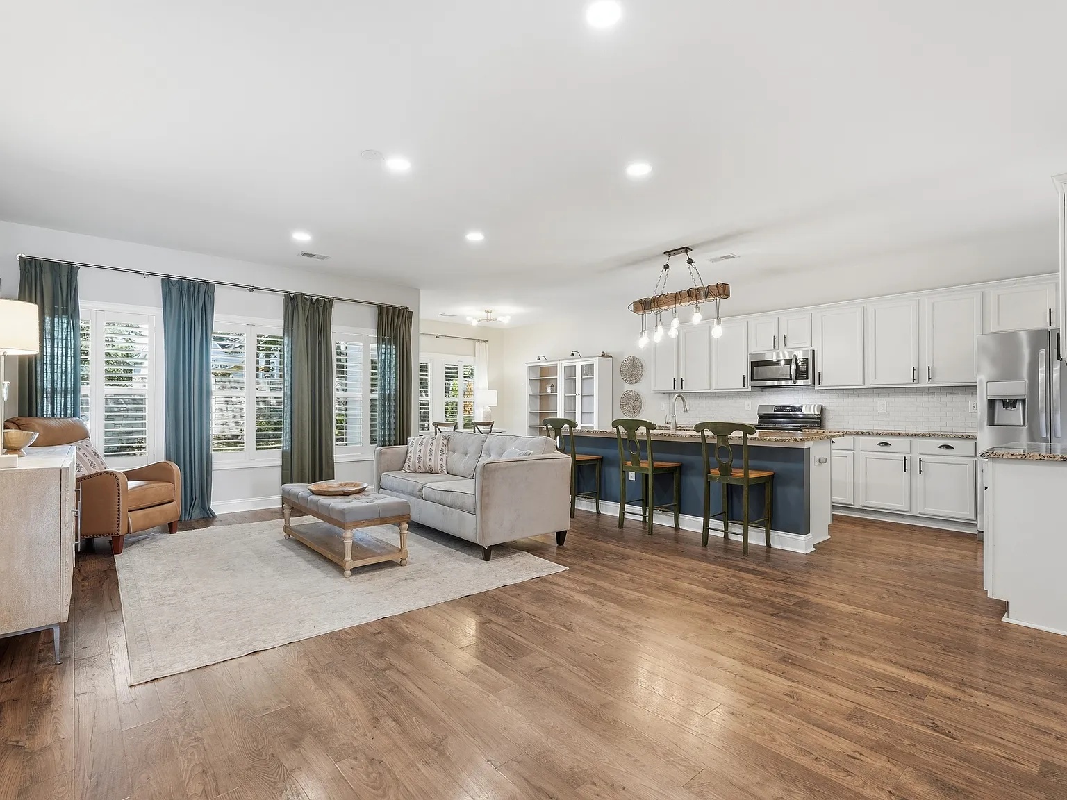 3 bed, 2015 sqft, $2,250 — Photo 1
