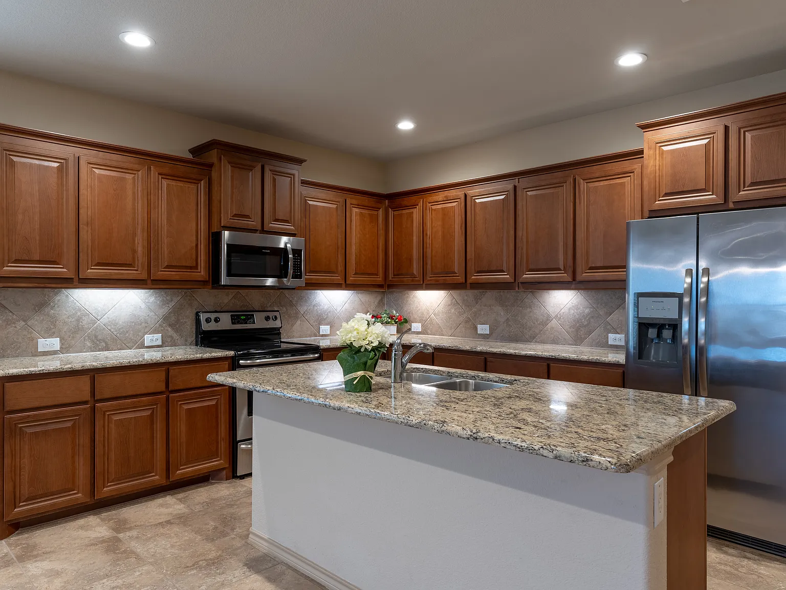 Spacious 4-Bedroom Home with Modern Amenities for Rent in Saginaw, TX — Photo 3