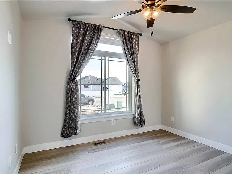 910 Phipps Ave — Photo 12