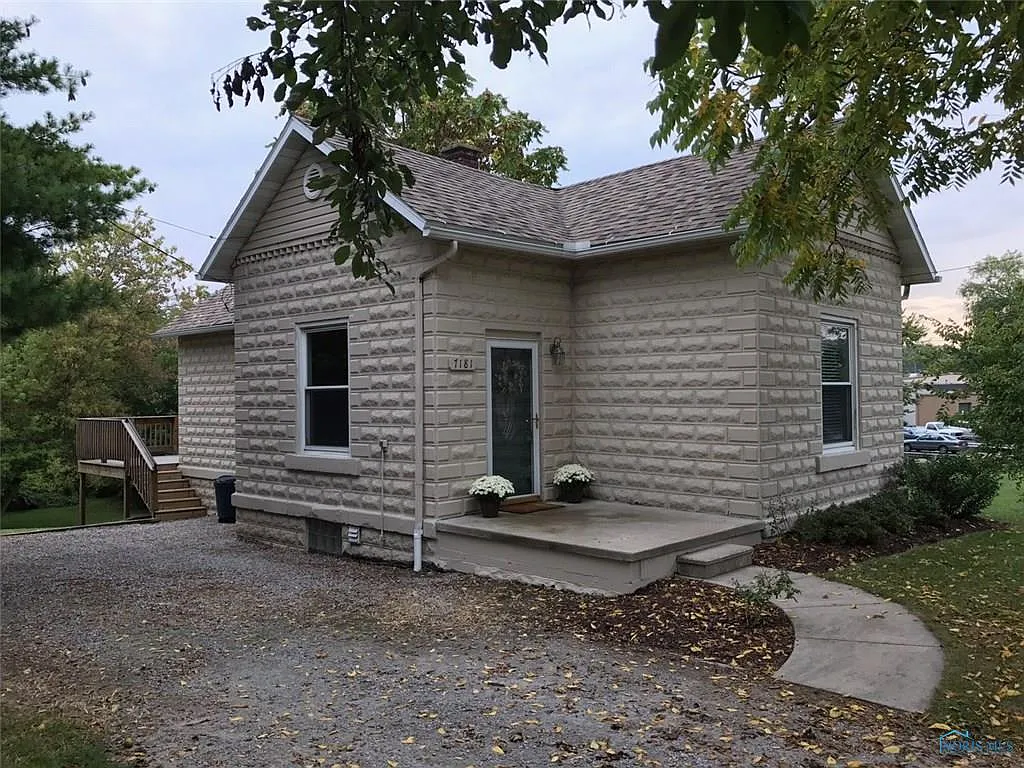7181 Hall St photo 1