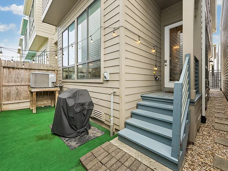 2410 Couch St — Photo 19