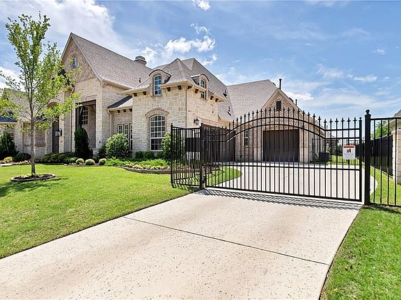 2nd image of 1013 Evergreen Pl