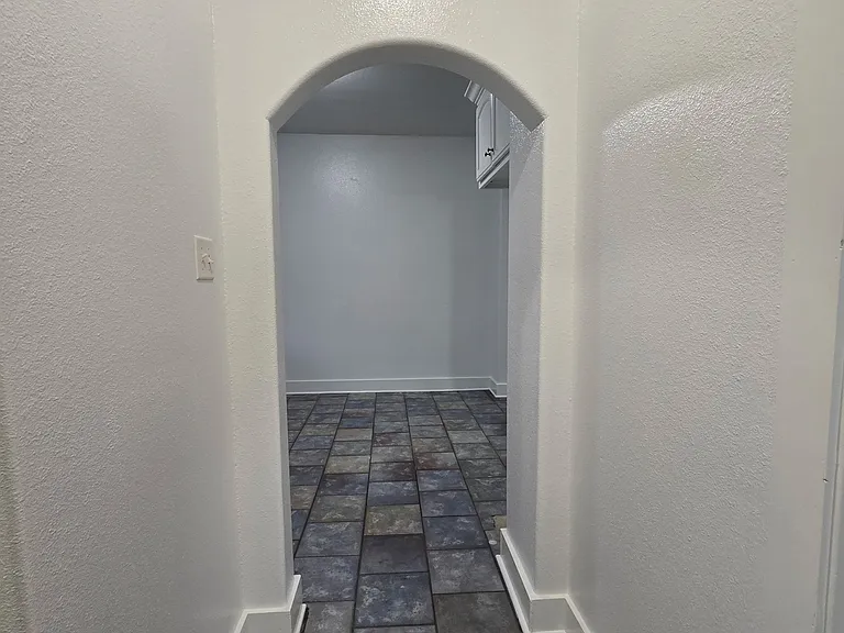 715 E Queen St — Photo 16