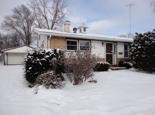 102 Siesta Rd, Carpentersville, IL 60110