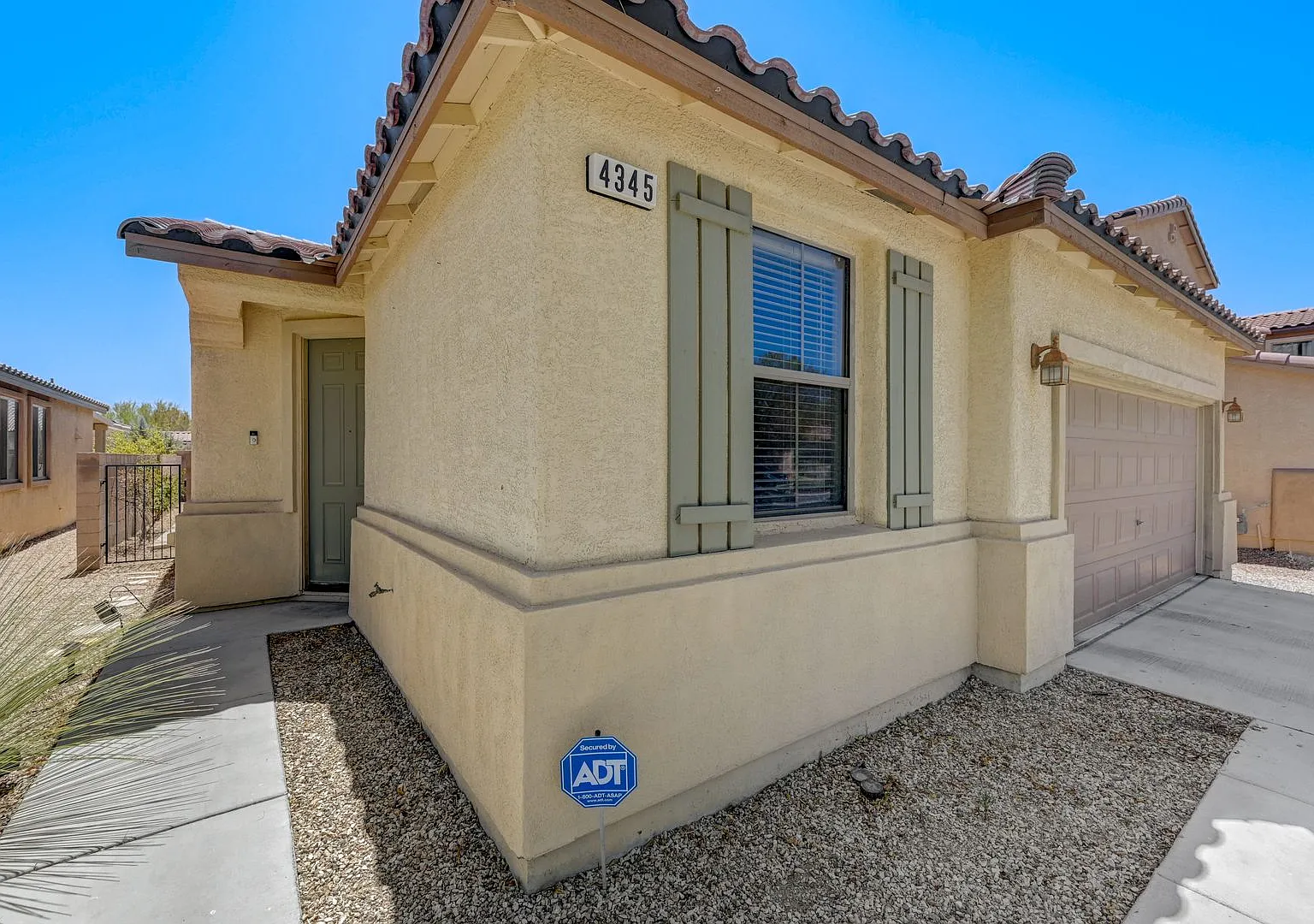 Single Family Home in Gated Community of N Las Vegas — Photo 4