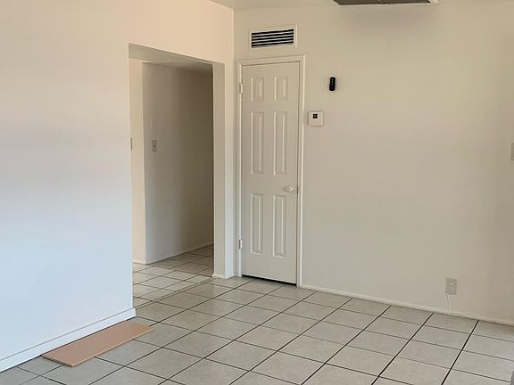 3rd image of 1324 W Thurber Pl