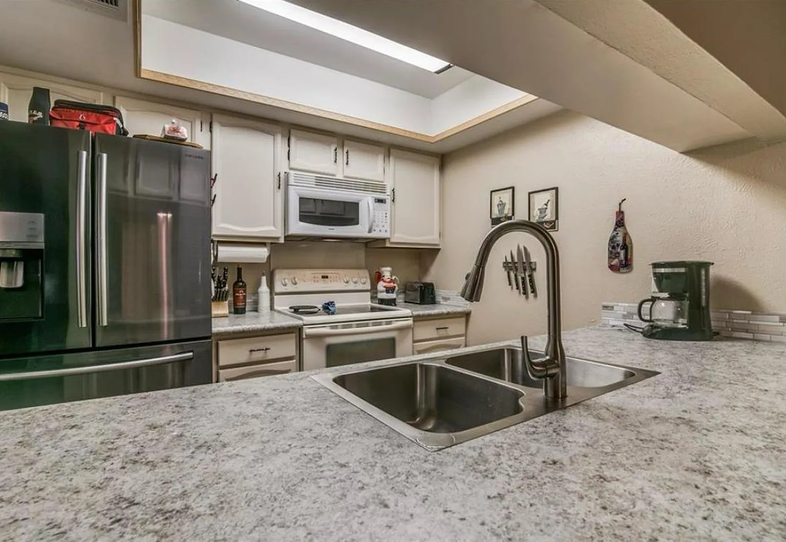 412 San Mateo Dr Garland, TX 75043 — Photo 1