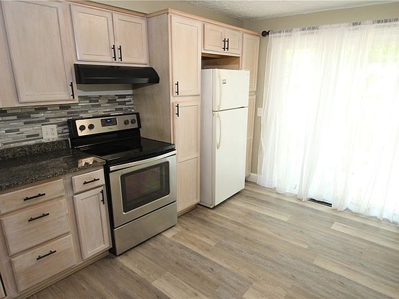 4th image of 84 Springwood Dr