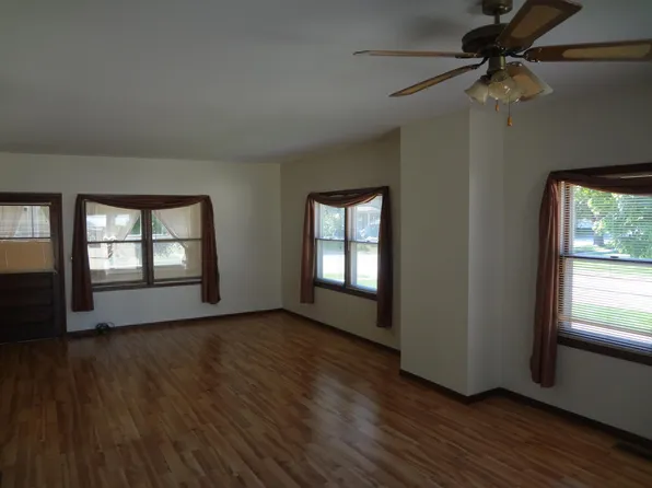 527 Peyton St, Geneva, IL 60134