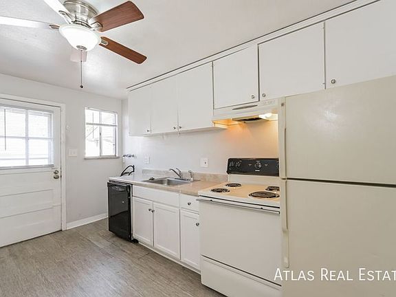 4th image of 2337 S Locust St Unit B
