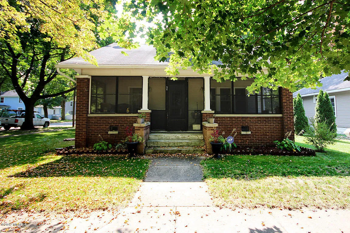 526 Howard St photo 1