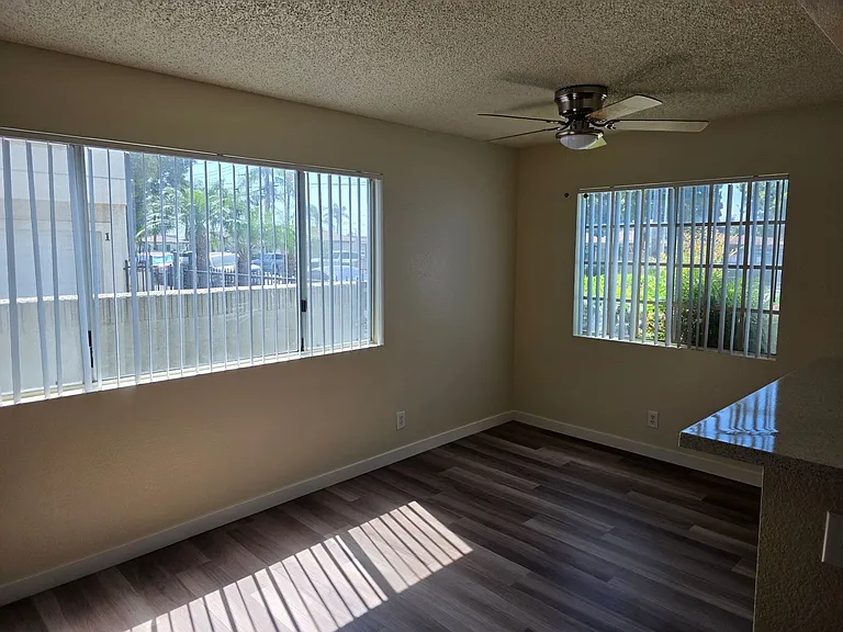 DNY9329 — Photo 2