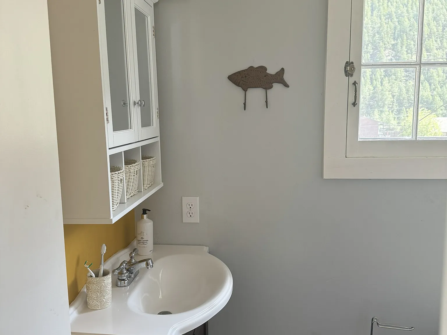 3 bed, 1.5 bath, 2600 sqft, $3,200 — Photo 3