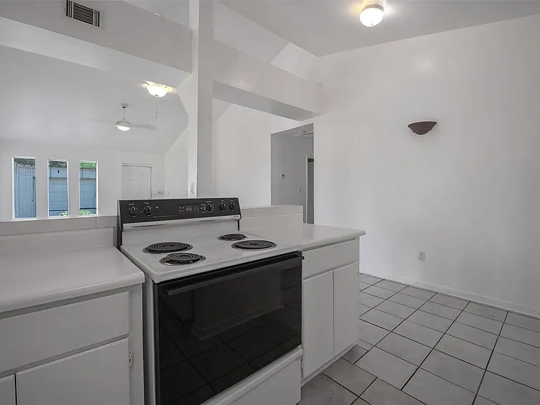 1208 Weyer St — Photo 9