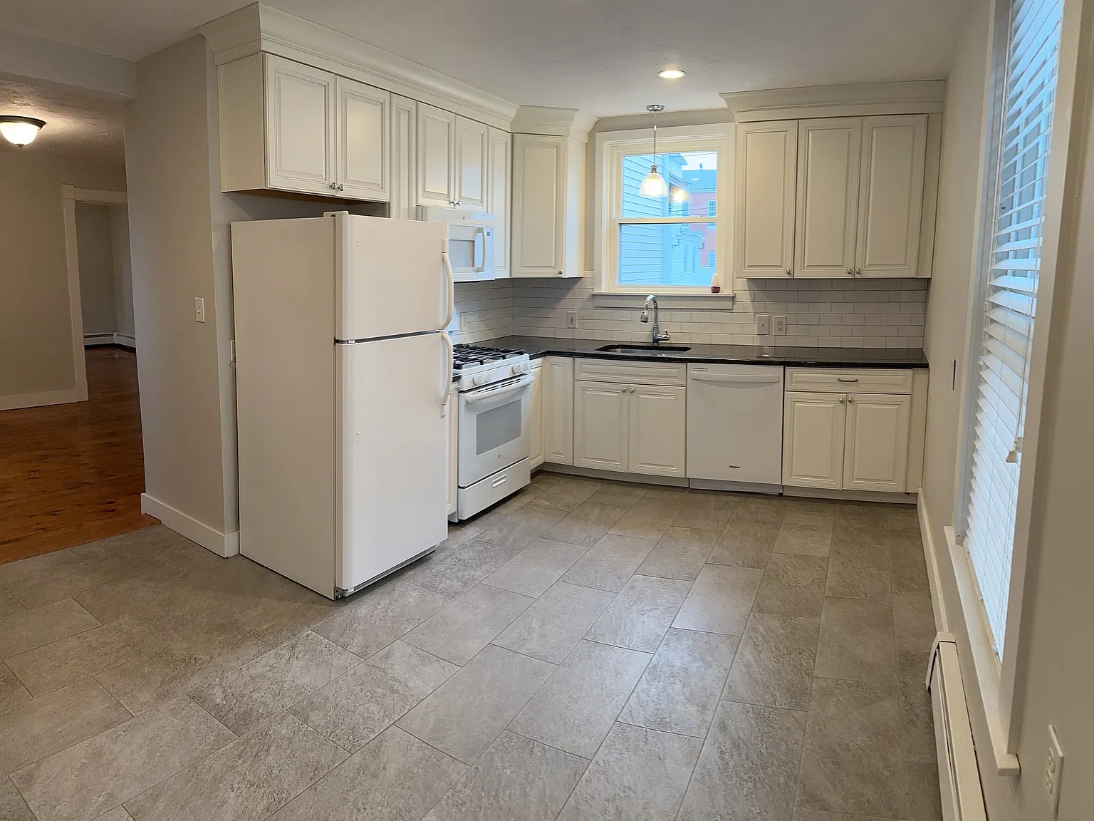 1 bed, 1300 sqft, $2,100 — Photo 4