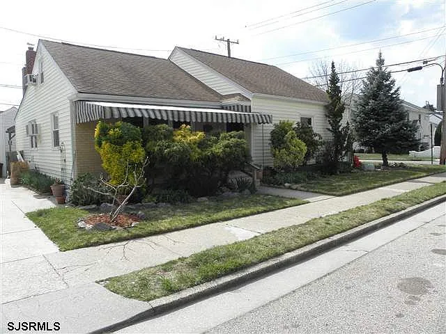422 N Delavan Ave photo 1