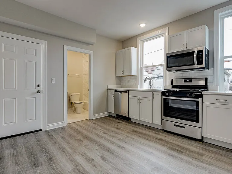 2815 N Hamlin Ave #2F — Photo 2