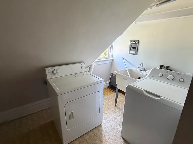 207 Glamorgan St NE — Photo 7
