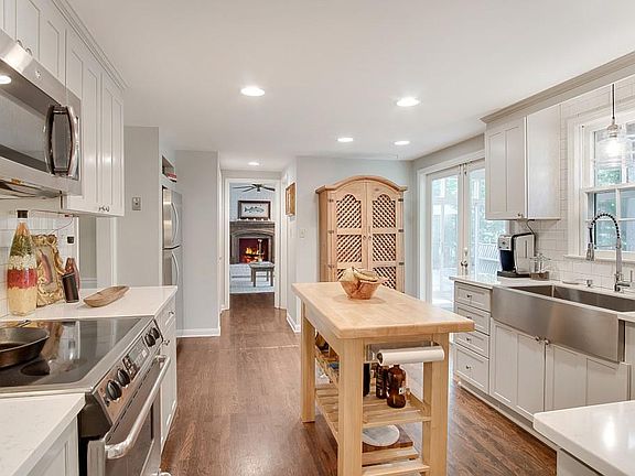 5th image of 810 Foxcroft Trl SE