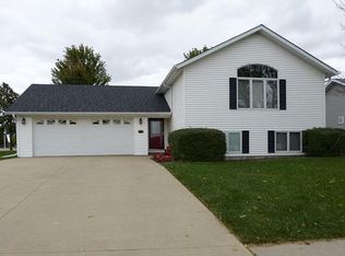 614 E 13th St, Pella, IA 50219