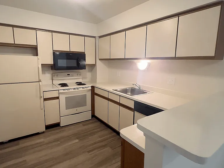 Lakeside Village Apartments — Photo 98