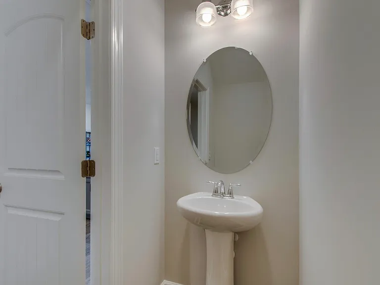 111 Brighton Ln — Photo 8