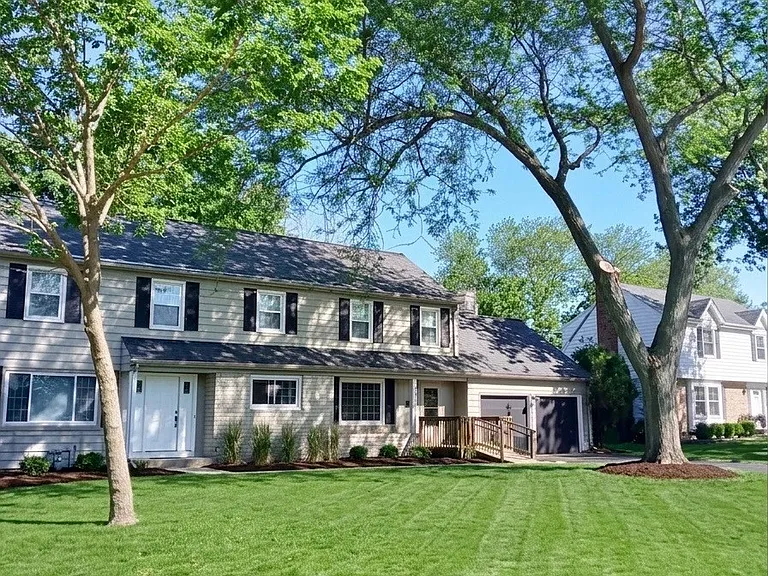 400 Ridgeway St — Photo 1