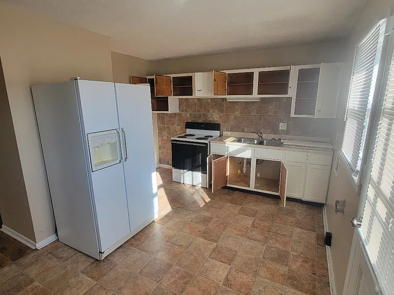 6005 Dickson Rd — Photo 3