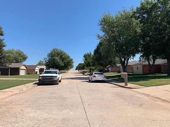 4th image of 403 Linda Ln
