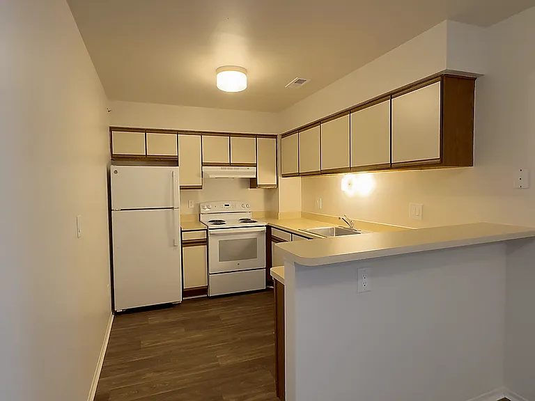 Lakeside Village Apartments — Photo 81