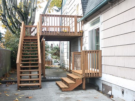 Brand new stairs and deck. Completed October 2021