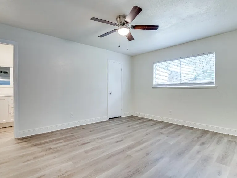 5913 Maple Ln — Photo 7
