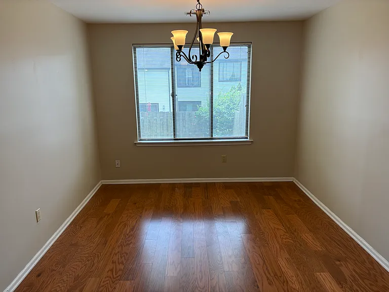 323 Milford Ct — Photo 9