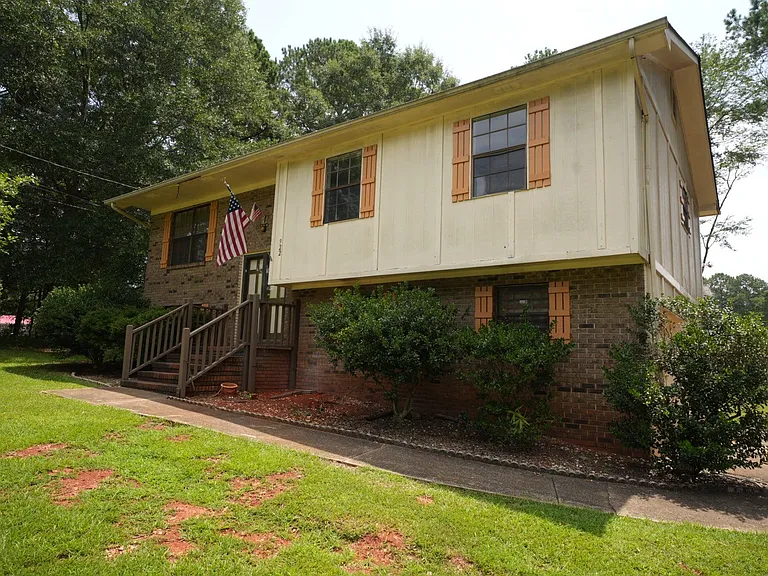 922 Henry Ct SW — Photo 1